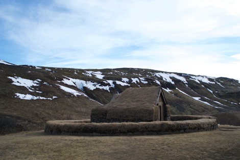 Pjodveldisbaer in the valley