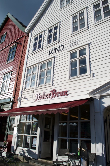 Baker Brun, Bergen